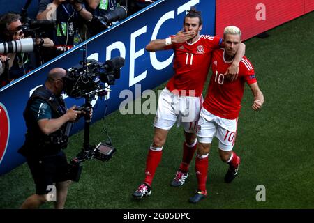 Datei-Foto vom 25-06-2016 von Gareth Bale aus Wales (links) feiert mit Teamkollege Aaron Ramsey, nachdem seine Mannschaft während der Runde des 16-Matches im Parc de Princes, Paris, ihr erstes Tor gegen Nordirland erzielt hatte. Ausgabedatum: Dienstag, 1. Juni 2021. Stockfoto