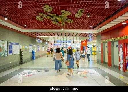 Bangkok , Thailand - 27. März 2021 : Atmosphäre der U-Bahn von Bangkok, Wat Mangkon Station in Bangkok, MRT ist Bangkok Mass Rapid Transit, einer der Mo Stockfoto