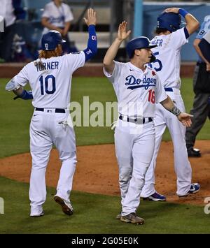 Los Angeles, Usa. Juni 2021. Los Angles Dodgers Justin Turner, (10) will Smith (16) und Cody Bellringer (35) feiern, nachdem sie Chris Taylors 14-Pitch-Basen-Clearing-Doppel im sechsten Inning erzielt haben, um die Dodgers am Montag, den 31. Mai 2021, zu einem 9-4-Sieg über die St. Louis Cardinals im Dodger Stadium zu bringen. Foto von Jim Ruymen/UPI Credit: UPI/Alamy Live News Stockfoto