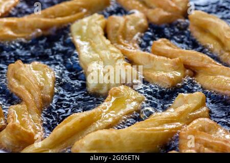 Braten von Cakwe oder Cakue in heißem Öl, einem beliebten traditionellen Snack aus Asien, köstlichen Street Foods, ausgewählten Fokus. Stockfoto