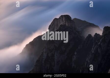 Creu de Sant Miquel Vewpoint, in Montserrat, in der Nacht, mit einem Meer von Wolken - Nebel (Barcelona, Katalonien, Spanien) Stockfoto