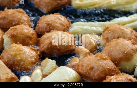 Braten von Cakwe oder Cakue in heißem Öl, einem beliebten traditionellen Snack aus Asien, köstlichen Street Foods, ausgewählten Fokus. Stockfoto