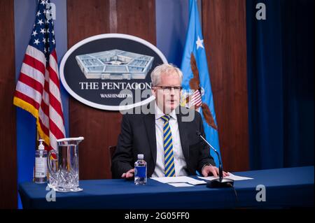 Berichtet: Der amtierende Verteidigungsminister Chris Miller spricht per Videokonferenz zu Gold Star Families, The Pentagon, Washington, D.C., 5. Januar, 2021. Stockfoto