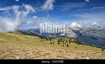 Ensija-Gebirge vom Gipfel des Creu de Ferro aus gesehen (Berguedà, Katalonien, Spanien, Pyrenäen) Stockfoto