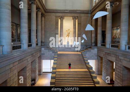 Philadelphia, USA. Mai 2021. Eine Frau geht am 31. Mai 2021 im Philadelphia Museum of Art in Philadelphia, Pennsylvania, USA, nach unten. Nach vier Jahren Bauzeit und Renovierung ist das Museum für die Öffentlichkeit zugänglich. Quelle: Liu Jie/Xinhua/Alamy Live News Stockfoto