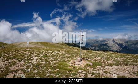 Ensija-Gebirge vom Gipfel des Creu de Ferro aus gesehen (Berguedà, Katalonien, Spanien, Pyrenäen) Stockfoto