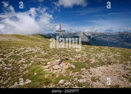 Ensija-Gebirge vom Gipfel des Creu de Ferro aus gesehen (Berguedà, Katalonien, Spanien, Pyrenäen) Stockfoto