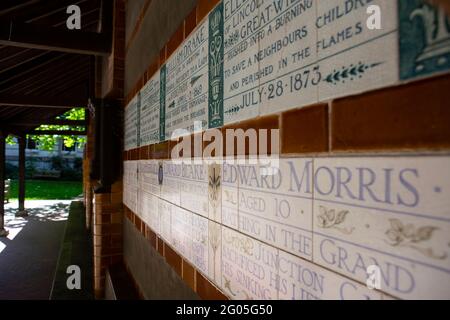 Postman's Park Gedenkplaketten an nicht gesungene Helden Stockfoto