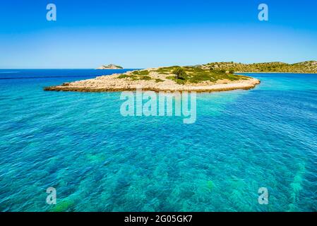 Paradiesische Insel im Meer, mediterrane Landschaft - Adria mit türkisfarbenem kristallklarem Wasser, der den Inselstrand in Kroatien umgibt. Urlaub tr Stockfoto