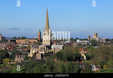 Blick auf die Skyline der Stadt mit der normannischen Kathedrale, der römisch-katholischen Kathedrale und dem Rathaus in Norwich, Norfolk, England, Großbritannien. Stockfoto