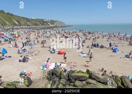 Massen am sonnigen Sandstrand von Folkestone am Montag an den Frühlingsferien im Mai Stockfoto