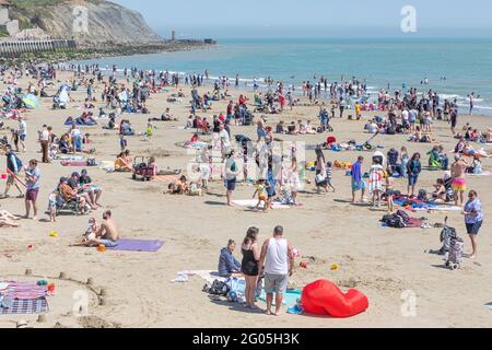 Massen am sonnigen Sandstrand von Folkestone am Montag an den Frühlingsferien im Mai Stockfoto