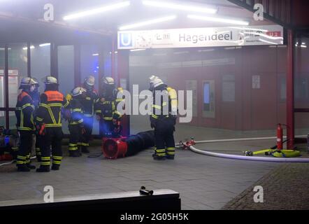 Hamburg, Deutschland. Mai 2021. Notfallpersonal bereitet die Belüftung am Eingang zur U-Bahn-Station am Bahnhof Hagendeel vor. Aufgrund der starken Rauchentwicklung nach einem Brand in einem U-Bahn-Tunnel wurden 55 Personen aus zwei Zügen in Sicherheit gebracht. Mehrere Eisenbahnsabler branden, teilte die Feuerwehr mit. Quelle: Jonas Walzberg/dpa/Alamy Live News Stockfoto