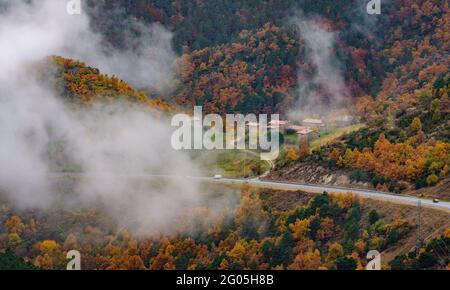 Gréixer-Tal, im Herbst, am Fuße des Moixeró (Berguedà, Katalonien, Spanien, Pyrenäen) ESP: Valle de Gréixer, en otoño, a los pies del Moixeró Stockfoto