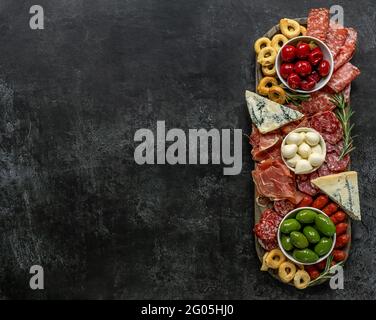 Italienische Antipasti- oder Charcuterie-Tafel. Eine Auswahl an Fleisch- und Käsesnacks. Stockfoto