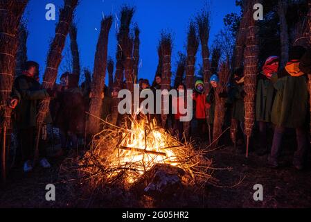 Das Feuer der FIA-faia de Sant Julià de Cerdanyola in den Bergen in der Nacht des 24. Dezember zu Weihnachten entzünden (Berguedà, Katalonien, Spanien) Stockfoto