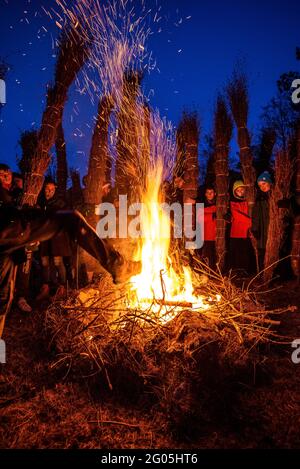 Das Feuer der FIA-faia de Sant Julià de Cerdanyola in den Bergen in der Nacht des 24. Dezember zu Weihnachten entzünden (Berguedà, Katalonien, Spanien) Stockfoto