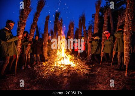 Das Feuer der FIA-faia de Sant Julià de Cerdanyola in den Bergen in der Nacht des 24. Dezember zu Weihnachten entzünden (Berguedà, Katalonien, Spanien) Stockfoto