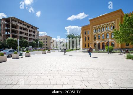 Gebäude in den Jahren 1992 - 1995 zerstört Bosnienkrieg gegenüber dem Gymnasium, Gymnasium, Spanischer Platz, Mostar, Herzegowina, Bosnien und Herzegowina, Stockfoto