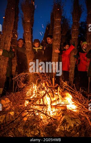 Das Feuer der FIA-faia de Sant Julià de Cerdanyola in den Bergen in der Nacht des 24. Dezember zu Weihnachten entzünden (Berguedà, Katalonien, Spanien) Stockfoto