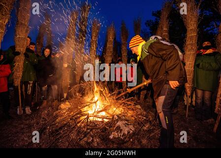 Das Feuer der FIA-faia de Sant Julià de Cerdanyola in den Bergen in der Nacht des 24. Dezember zu Weihnachten entzünden (Berguedà, Katalonien, Spanien) Stockfoto