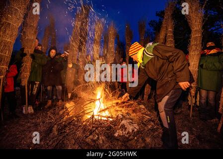 Das Feuer der FIA-faia de Sant Julià de Cerdanyola in den Bergen in der Nacht des 24. Dezember zu Weihnachten entzünden (Berguedà, Katalonien, Spanien) Stockfoto