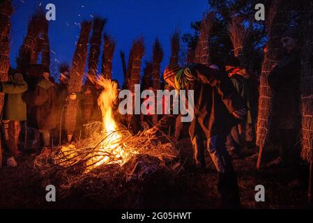 Das Feuer der FIA-faia de Sant Julià de Cerdanyola in den Bergen in der Nacht des 24. Dezember zu Weihnachten entzünden (Berguedà, Katalonien, Spanien) Stockfoto