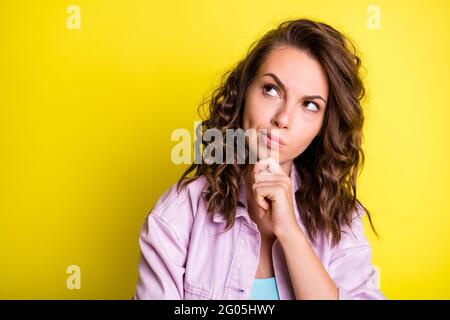 Foto von jungen schönen charmanten schönen Frau Blick Copyspace Denken Träumen isoliert auf gelbem Hintergrund Stockfoto