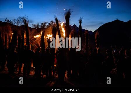 Das Feuer der FIA-faia de Sant Julià de Cerdanyola im Berg entzünden. Im Hintergrund das Pedraforca-Massiv, Berguedà, Katalonien, Spanien Stockfoto