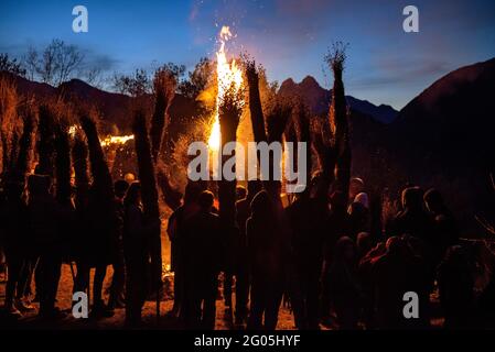 Das Feuer der FIA-faia de Sant Julià de Cerdanyola im Berg entzünden. Im Hintergrund das Pedraforca-Massiv, Berguedà, Katalonien, Spanien Stockfoto