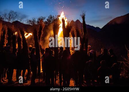 Das Feuer der FIA-faia de Sant Julià de Cerdanyola im Berg entzünden. Im Hintergrund das Pedraforca-Massiv, Berguedà, Katalonien, Spanien Stockfoto