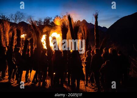 Das Feuer der FIA-faia de Sant Julià de Cerdanyola im Berg entzünden. Im Hintergrund das Pedraforca-Massiv, Berguedà, Katalonien, Spanien Stockfoto