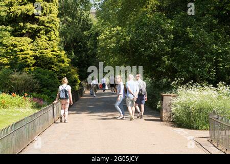 Menschen, die die Sonne der Feiertage im South Flower Walk, Kensington Gardens, Kensington, London, W8, England, Großbritannien Stockfoto