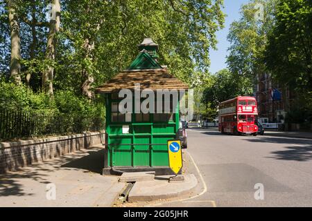 Ein grünes Cabmen's Shelter an der Kensington Road, Kensington, London, W8, England, GROSSBRITANNIEN Stockfoto