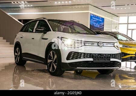 Ein Volkswagen ID.6 X wird im Showroom des neuen Werks in Anting in Shanghai ausgestellt, wo Fahrzeuge auf der MEB-Plattform montiert werden. Stockfoto