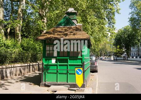 Ein Cabmen's Shelter an der Kensington Road, Kensington, London, W8, England, GROSSBRITANNIEN Stockfoto