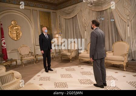 Berichtet: Der tunesische Präsident Kais Saied begrüßt Verteidigungsminister Dr. Mark T. Esper in einer sozial fernen Begrüßung im Carthage Palace, Tunesien, 30. September 2020. Stockfoto