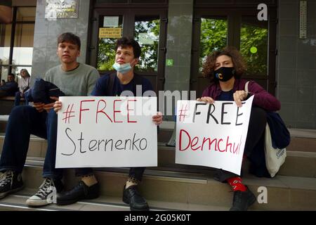 ODESA, UKRAINE - 31. MAI 2021 - die Unterstützern des ehemaligen Führers der Odesa-Niederlassung des rechten Sektors Serhii Sternenko bleiben vor dem Berufungsgericht in Odesa Stockfoto