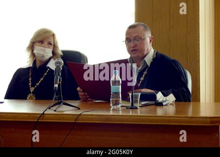 ODESA, UKRAINE - 31. MAI 2021 - Richter nehmen an einer Anhörung zu einem Appell des ehemaligen Führers der Odesa-Niederlassung des rechten Sektors Serhii Sternenko gegen t Teil Stockfoto