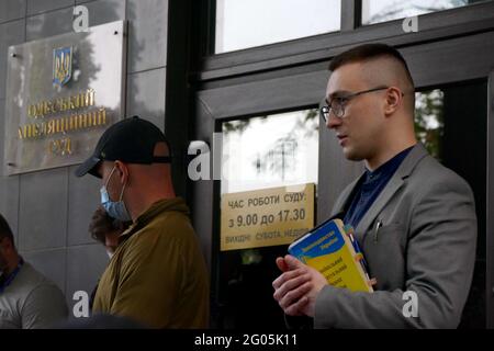 ODESA, UKRAINE - 31. MAI 2021 - der ehemalige Leiter der Odesa-Niederlassung des Rechtsbereichs Serhii Sternenko wird nach der Freispruch des Berufungsgerichts von Odesa gesehen Stockfoto