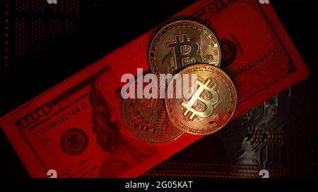 Bitcoin-Nahaufnahme von 100-Dollar-Scheinen, Rotlichtansicht von oben, Finanzen und Krypto-Konzept Stockfoto