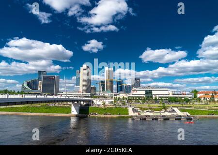 Vilnius, Litauen - 12. Mai 2021: Die Menschen genießen einen sonnigen Wochenendtag. Stadtbild von Vilnius mit dem Fluss Neris, Finanzdistric Stockfoto