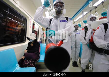 Taipei, Taipei, Taiwan. Juni 2021. Chemische Truppen, die öffentliche Bereiche und den Transport desinfizieren, scheinen in einem U-Bahn-Zug in Taipei zu sein, da Taiwan mehr inländische Covid-19-Fälle und Todesfälle im Zusammenhang mit dem Coronavirus erlebt hat. Das taiwanesische CECC meldete am Montag neue 327 inländische COVID-19-Fälle und 13 Todesfälle, womit sich die Gesamtzahl auf 8,842 beläuft, von denen mehr als 7,500 inländische Fälle sind. Quelle: Daniel Ceng Shou-Yi/ZUMA Wire/Alamy Live News Stockfoto