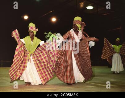 1990er Trinidad und Tobago - Hertiage Festival, karibische Tanzröcke fliegen im 'Ballet Competition' ca. 1992 Stockfoto