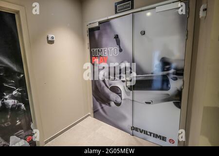 Die Abbildung zeigt den Eingang zum Freizeitraum der Spieler im Proximus Basecamp, dem Trainingszentrum der Red Devils, belgischer Staatsbürger Stockfoto