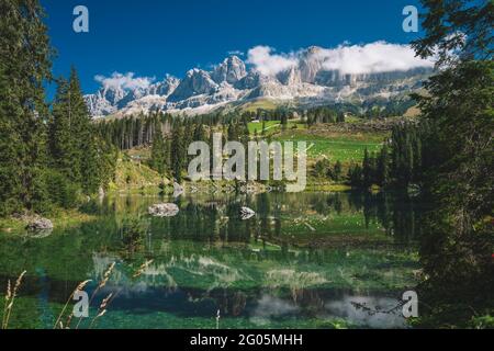 Karersee - Karersee mit Latemar, Provinz Bozen, Südtirol, Italien. Landschaft des Karersees oder Karersee und der Dolomiten Stockfoto