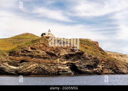 Alter weiß getünchtes Leuchtturm Akra Tamelos auf majestätischer Klippe auf Kea Island, Blick vom Meer mit blauem Himmel an sonnigen Tagen, Griechenland. Stockfoto