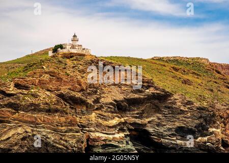 Alter weiß getünchtes Leuchtturm Akra Tamelos auf majestätischer Klippe auf Kea Island, Blick vom Meer mit blauem Himmel an sonnigen Tagen, Griechenland. Stockfoto