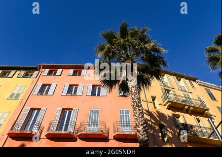 Die bunten Häuserfassaden im alten Herzen der Parfümerstadt Grasse, Südfrankreich Stockfoto