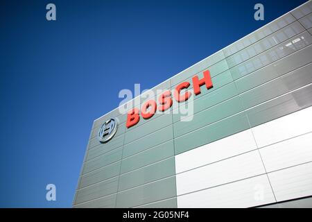 31. Mai 2021, Sachsen, Dresden: Blick auf die neue Halbleiterfabrik von Bosch. Die Chip-Fabrik wird am 07.06.2021 offiziell in Betrieb gehen. Foto: Robert Michael/dpa-Zentralbild/dpa Stockfoto